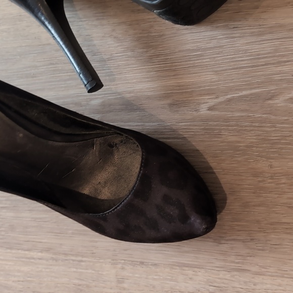 Carlos Santana Leopard Heels with Sleek Design and Comfort - Picture 3 of 8